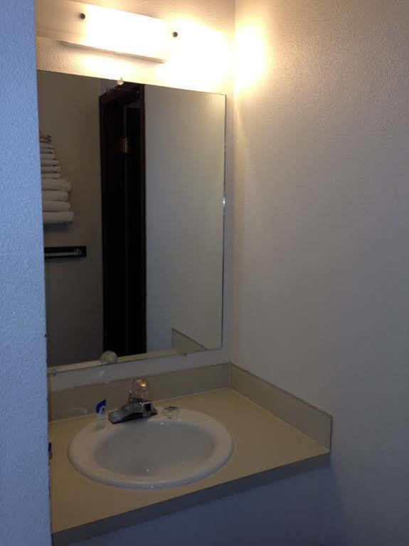 Americas Best Value Inn Laramie Bagian luar foto